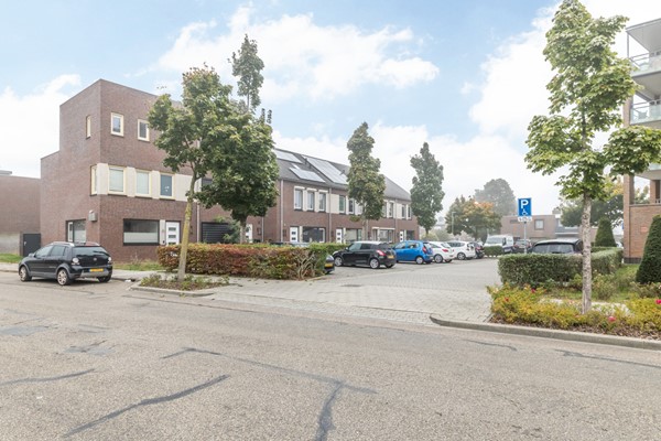 Foto - Te koop: In Landgraaf op een zeer kindvriendelijke locatie bevindt zich deze nette en moderne instapklare energiezuinige tussenwoning uit 2008